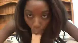 فتاة مراهقة ذات أثداء كبيرة تأخذ قضيبًا أبيض ضخمًا ومني