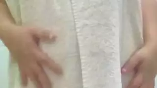 الأحمق شقراء الاستحمام
