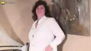 فيديو إباحي: عربية مثيرة منحنية تستقبل القضيب بعمق