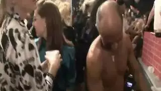 نيك مزدوج وجماعي مكثف: فرجها هو مركز الأورجي