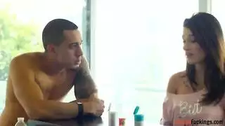 وضعية الفارسة العدوانية والقذف على الثدي