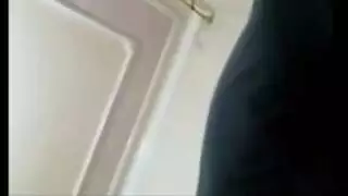 عاهرة مصرية تمت ممارسة الجنس معها بقوة في شقة رجلها العربي الخاصة