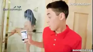 مسترق النظر الشاب يرى زوجة أبيه مبللة، يمنحها ركوب شرجي عميق