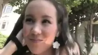 ضعف المتعة: مراهقتان سمراوان تتقاسمان قضيباً وتنزلان على بعضهما