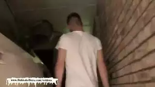 انزع عذريتهن بقضيب عميق في الحلق ووضعية كلب