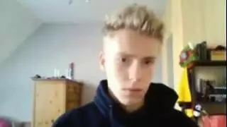 فتاة ألمانية وحيدة تنتج إباحياً هاوياً في غرفة نومها