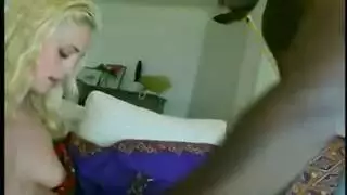 جاري ذو القضيب الأسود في فيلم إباحي: ضربات قوية وابتلاع السائل المنوي