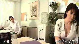 موظفة يائسة تُقبض عليها وهي تلعب بفرجها – جنس صعب في المكتب