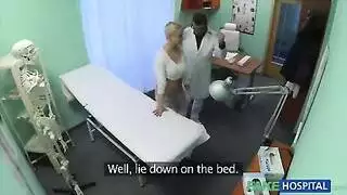 إباحية غرفة الكشف: متدربة التمريض الشقراء تأخذ قضيب الطبيب الصلب