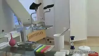 طبيب فاسد يستغل ويحشو كس المراهقة الضيق بالسائل المنوي