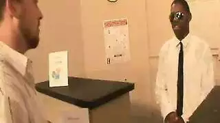 جلسة ترجمة جامحة للوسيم النيجيري تتحول لإباحية