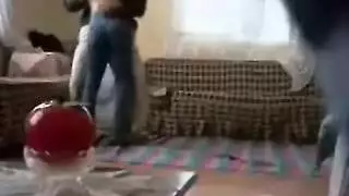 عربية تُجرد وتأخذ قضيب جارها بعمق