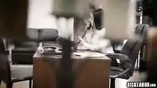 رئيس ينكّب سكرتيرته العارية وضعية الكلب على كرسي المكتب