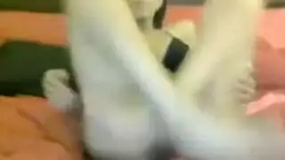 مص حسي: فتاة سمراء تُسعد قضيبًا على الفيلم