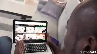 هاردكور مشتعل: فتاة ناضجة تنشق بواسطة عمود أسود سميك