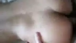 مشهد جنسي هندي ساخن: صديقها يضرب مهبلها الضيق