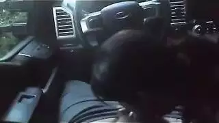 فتاة ذات أثداء كبيرة تستخدم آلة جنسية لإشباع رغبتها