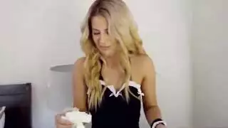 نيك الاخت عندما كانت تنضف غرفه الاخ