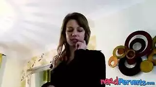 مراهقة صغيرة ترتدي جوارب تتعرض للجماع بقضيب كبير وسميك