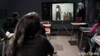 الطالبة المفضلة: معلمة متحمسة تبتلع سائل الطالب