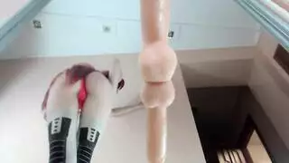 شقراء نارية تأخذه كلبياً مع شفاه متعطشة