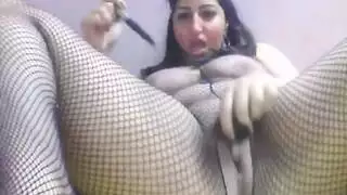 فتاة مصرية تعرض أثدائها الكبيرة وجسمها الساخن في لعبة ألعاب جنسية صريحة