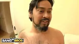 جنس جماعي صاخب مع طاقم الصيانة ثلاث عاهرات يواجهن طاقم من الأذكار الكبيرة