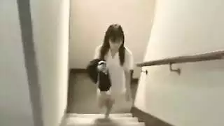 مشهد ياباني صريح: رجل كبير وشابة صغيرة