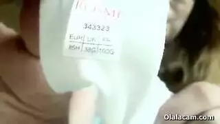 ثديان ضخمان، ذروة كبيرة: فتاة الكام تجعل نفسها تبلغ من خلال اللعب بالحلمات