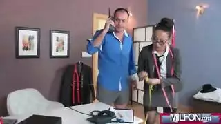 آسيوية ناضجة ذات أثداء ضخمة تنال مداعبة الحلمات ولحس الفرج