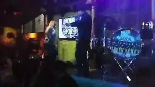 الجنس الجماعي مع الحيوانات: عدة بنات يخدمن الحيوانات