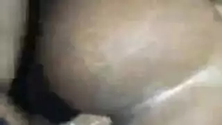 حلق سمراء طماع يأخذ كل قضيب ثم يُضاجع بقوة على الأريكة