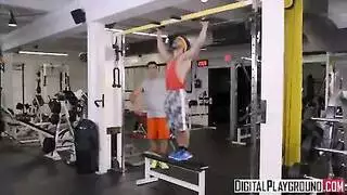 ممثلة بورنو ذات مؤخرة ضخمة تُدك