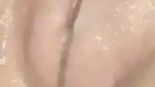 عاهرة ذكية ذات حلمات مثقوبة تلمس نفسها وهي ترتدي جوارب بيضاء طويلة