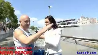 جماعة جنسية خام على الأريكة: الصراخ في النشوة مع كل هزة جماع قوية