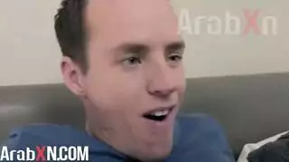 تدخل على ابنها وهو بيشوف افلام