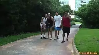 مطاط أربعة بالإصبع