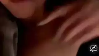 الفتاة ذات الكس المشعر تنكّ بقوة من قبل زوجها فوق الملاءات