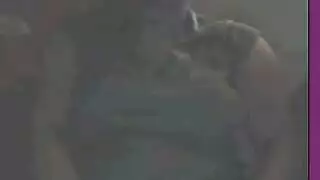 جماع هواة مذهل يظهر أثداء المنافقة الكبيرة وفرجها المنقوع