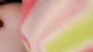 علاقة ثلاثية لأول مرة: طالبات شابات يتعرين ويلعبن