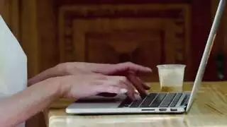 أفلام سحاق مثيرة مع استخدام قضيب مزدوج ووصول للنشوة المكثفة