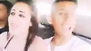 مداعبة سرية في الحافلة: لعق ومداعبة أثداء مغربية مثيرة