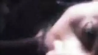 شاب لا يستطيع السيطرة على نفسه مع فتاتين