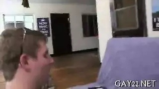 سحاقيات شابات يمارسن المقص مع كساتهن البيضاء الضيقة