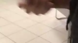 ثلاثي في قاعة البلياردو: شابان يضاجعان عاهرة راغبة