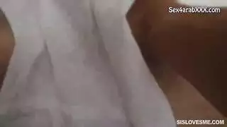 زيارة أخوية سرية ليلاً لسريرها