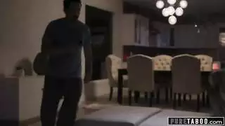 أنجيلا وايت ممثلة السكس تتحسس كسها وهي تشاهد زوج يضاجع زوجته وتشاركهم السكس