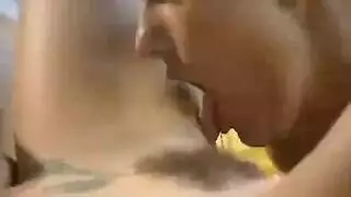 حلم الجنس المزدوج: كلبتان مثيرتان وفحل محظوظ