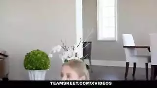 ‫دافئة ورطبة: فتاة شقراء تركض على قضيب أمام النار‬