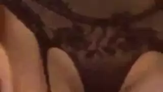 زوج الأم يملأ ابنته الزوجية الشقراء بسائله المنوي